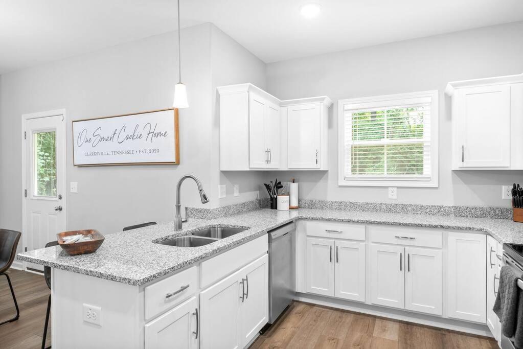 One-Of-A-Kind Smart, Cookie Themed Home For Up To 6 Clarksville Exterior foto
